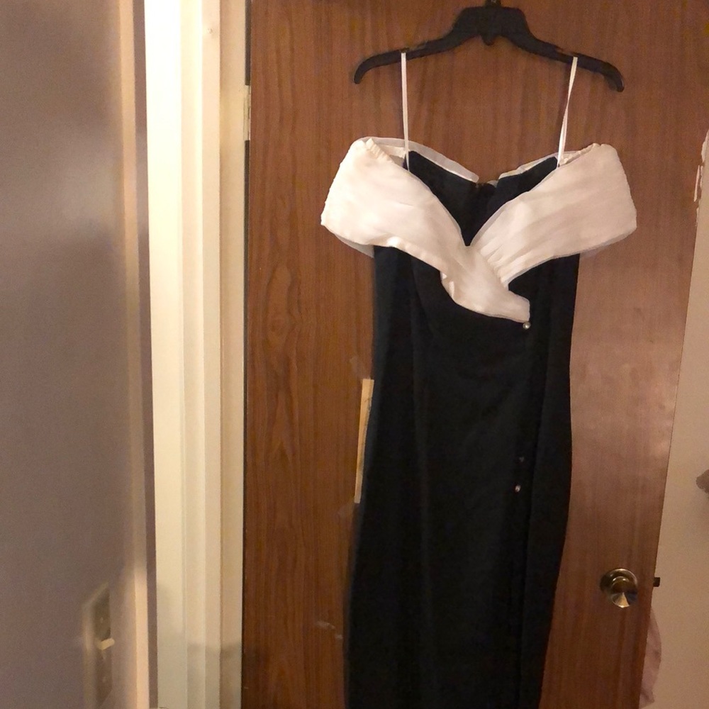 Size 8, black/white off shoulder, back zipper